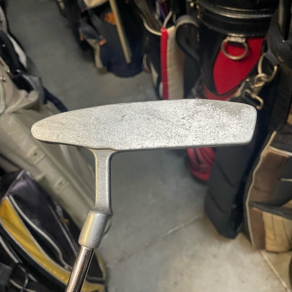 Macgregor Response mi 540 putter in right hand , steel shaft 35 length 
Used - Picture 4 of 9